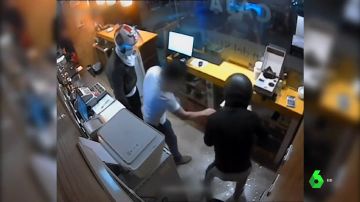 Detienen a tres jóvenes por atracar salones de juego y gasolineras con pistolas y cuchillos