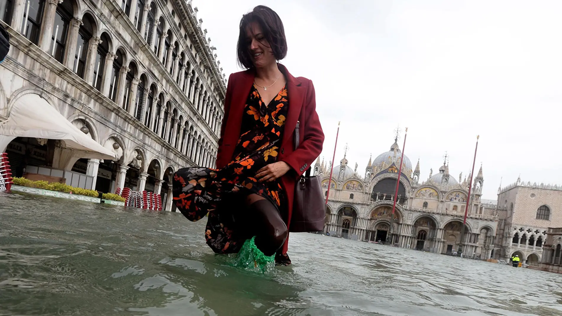 Una mujer camina por el centro de Venecia