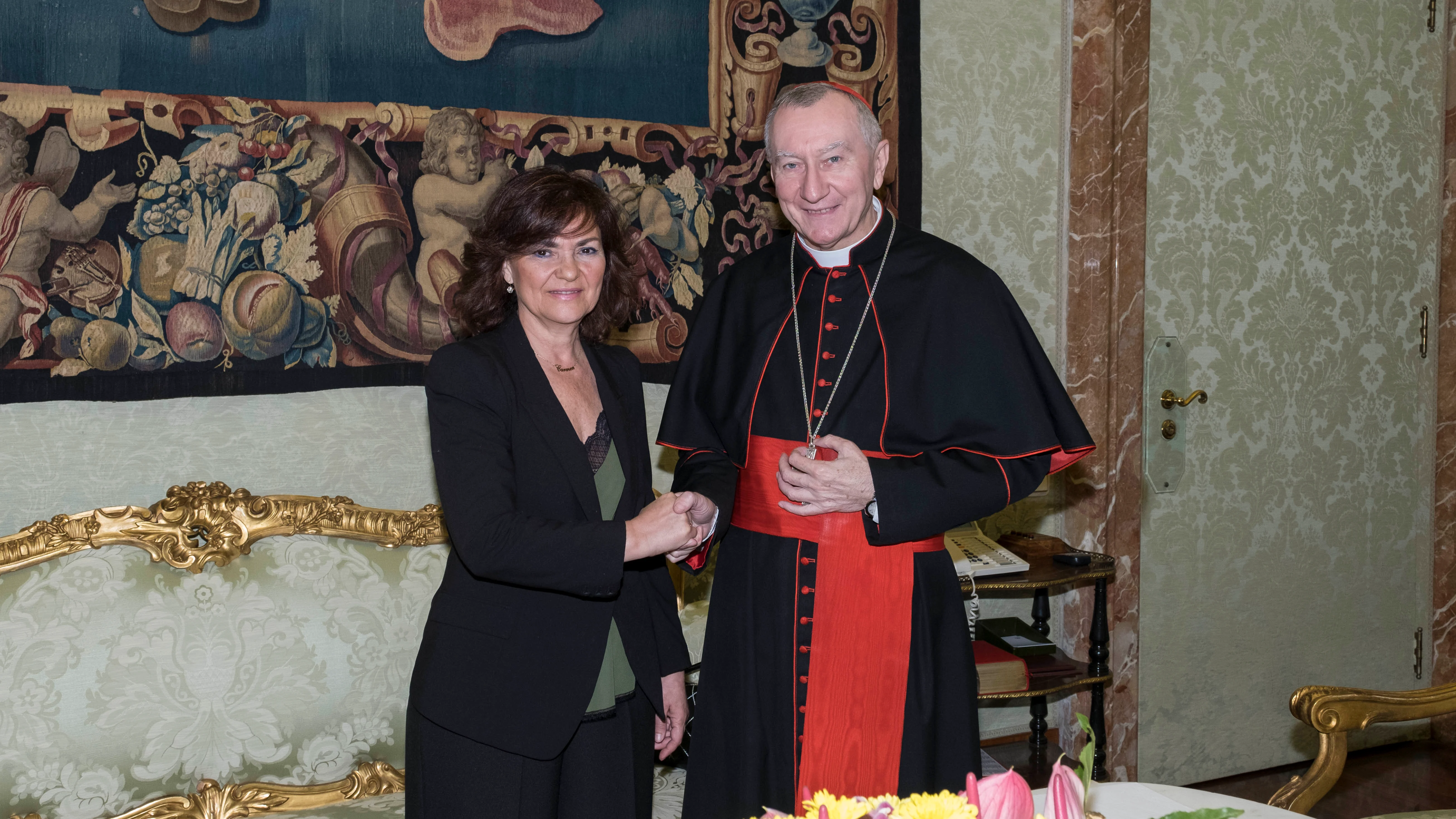 La vicepresidenta Carmen Calvo y el cardenal Pietro Parolin