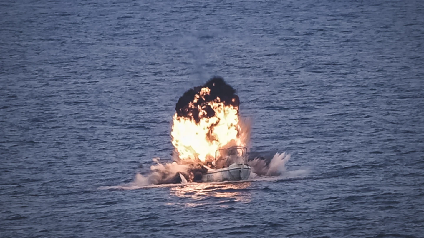 Barco pirata destruido en Somalia Barco pirata destruido en Somalia