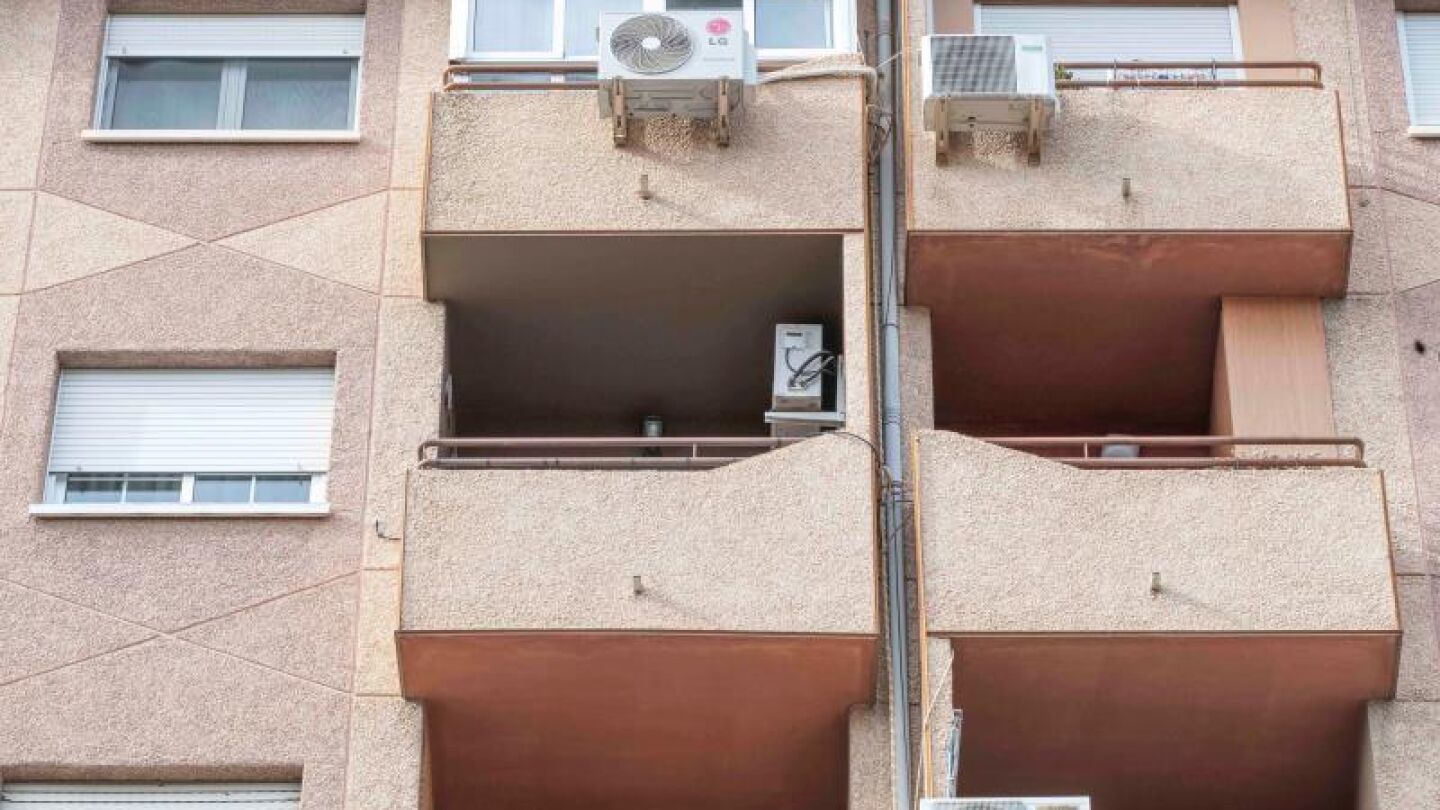 Vista de los balcones del edificio desde el que se suicid&oacute; la mujer