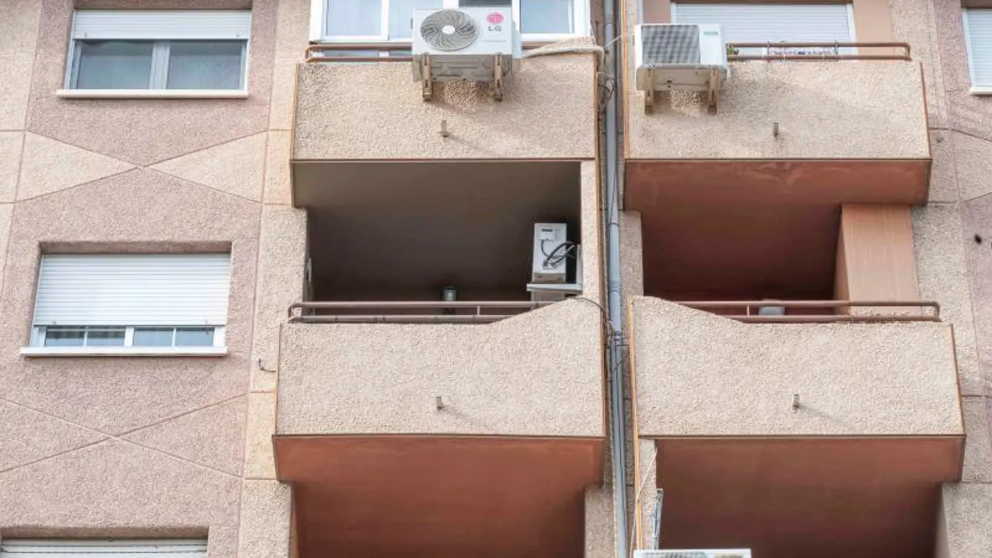 Vista de los balcones del edificio desde el que se suicidó la mujer Vista de los balcones del edificio desde el que se suicidó la mujer