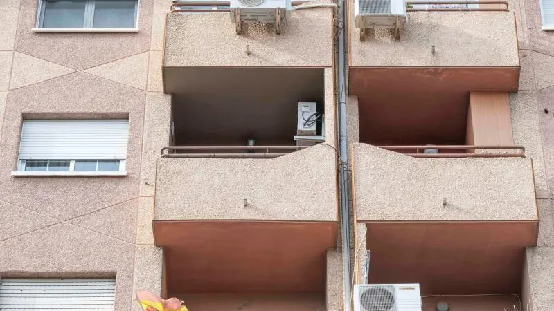 Vista de los balcones del edificio desde el que se suicidó la mujer