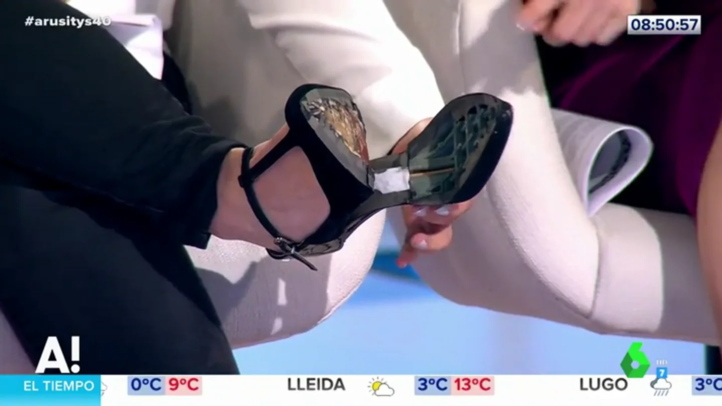 El zapato de Lorena Vázquez sufre en directo la primera consecuencia del cambio de hora El zapato de Lorena Vázquez sufre en directo la primera consecuencia del cambio de hora