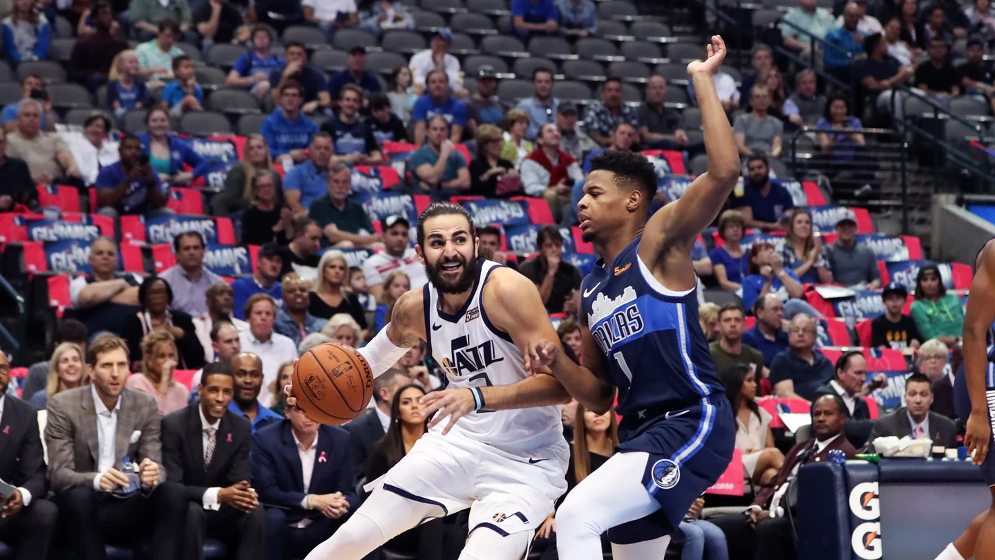 Ricky Rubio intenta entrar a canasta ante la defensa de Dennis Smith Jr. Ricky Rubio intenta entrar a canasta ante la defensa de Dennis Smith Jr.