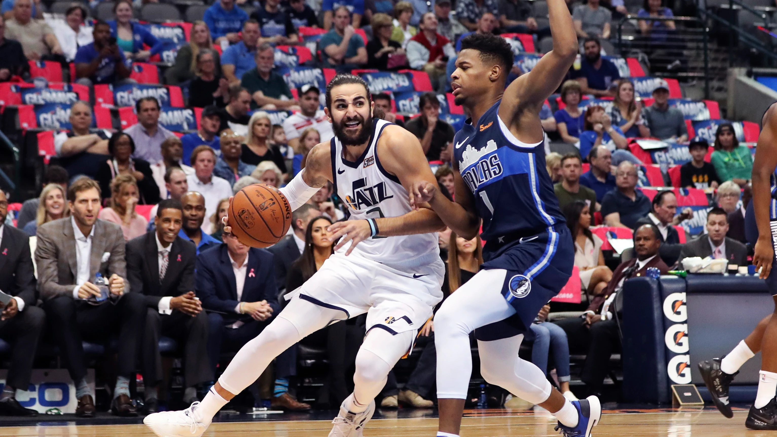 Ricky Rubio intenta entrar a canasta ante la defensa de Dennis Smith Jr.