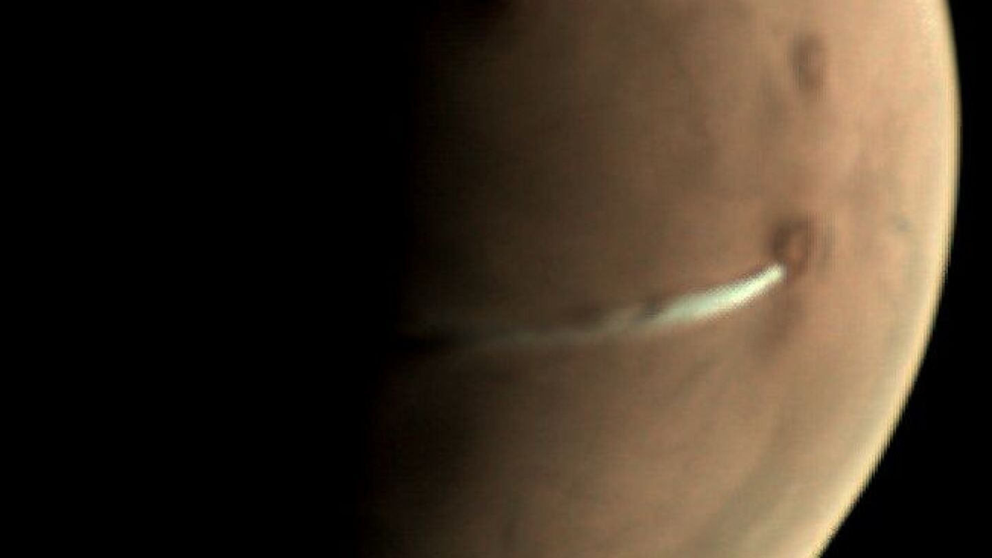 Nube orogr&aacute;fica encima del volc&aacute;n Arsia Mons en Marte