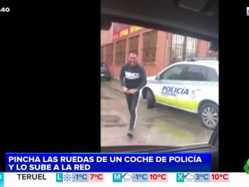 Pincha las ruedas de un coche de Policía de Madrid y publica el vídeo en las redes sociales Pincha las ruedas de un coche de Policía de Madrid y publica el vídeo en las redes sociales
