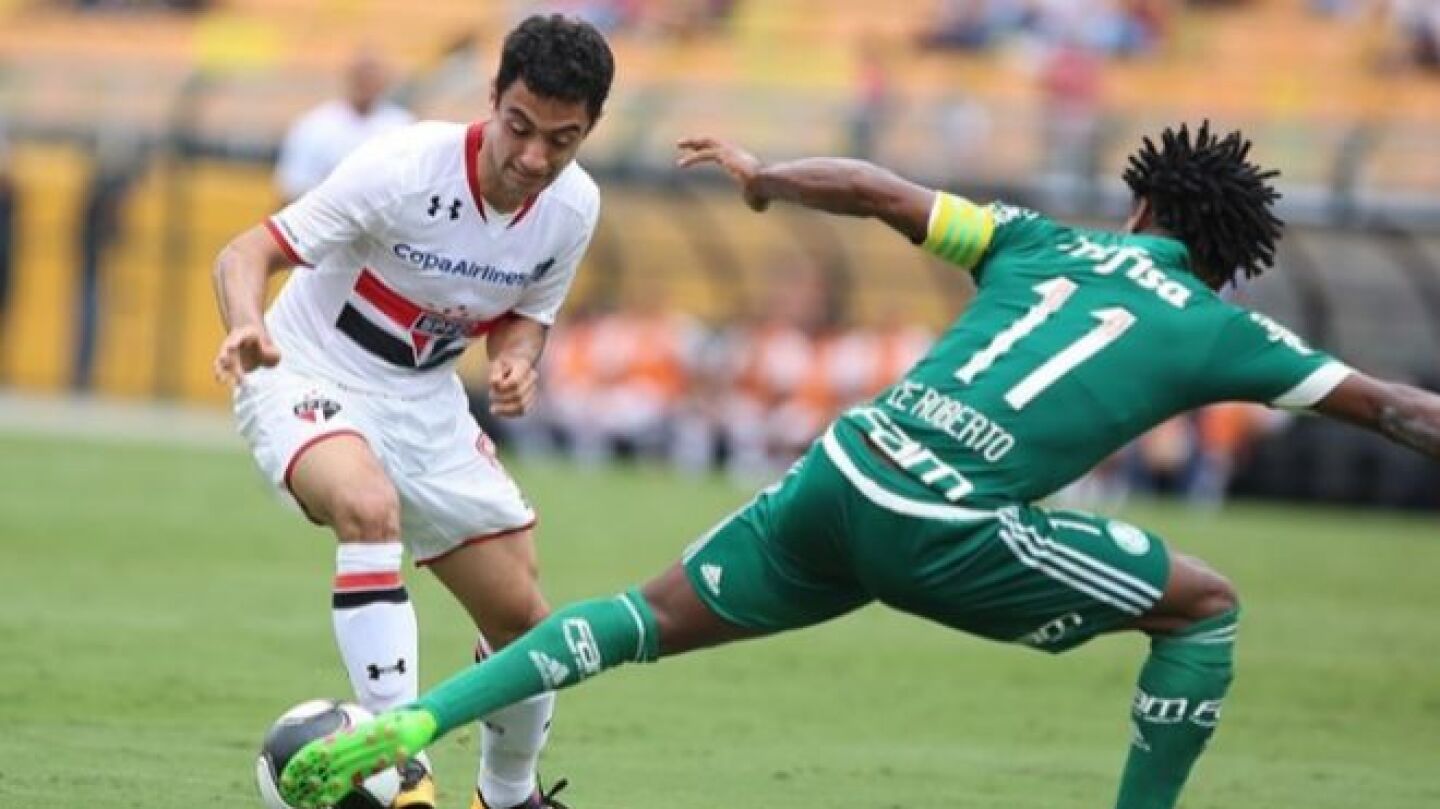 Correa intenta regatear a Ze Roberto en un partido con el Sao Paulo