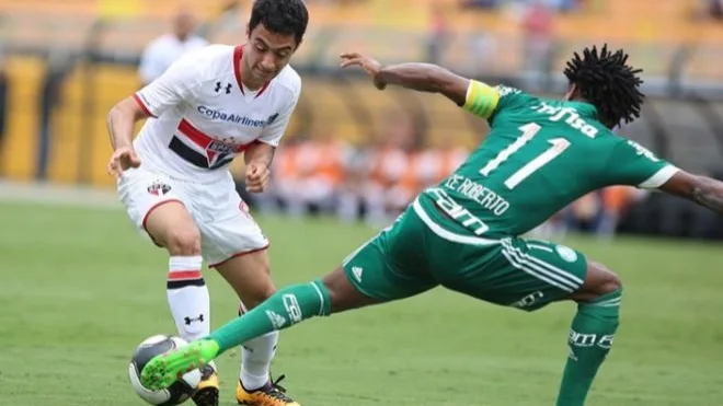 Correa intenta regatear a Ze Roberto en un partido con el Sao Paulo