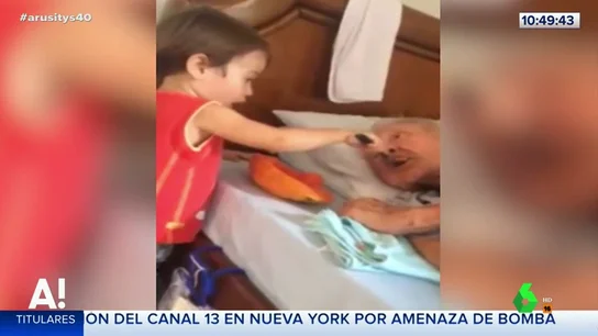 El conmovedor gesto de un niño dando de comer a su abuelo en la cama que ha enternecido a las redes sociales El conmovedor gesto de un niño dando de comer a su abuelo en la cama que ha enternecido a las redes sociales