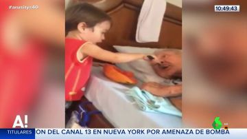 El conmovedor gesto de un niño dando de comer a su abuelo en la cama que ha enternecido a las redes sociales