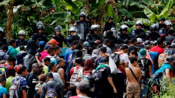 Policías antimotines dejan pasar a cientos de migrantes 
