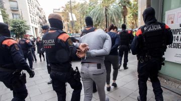 Operación de los Mossos contra los "narcopisos" de Barcelona