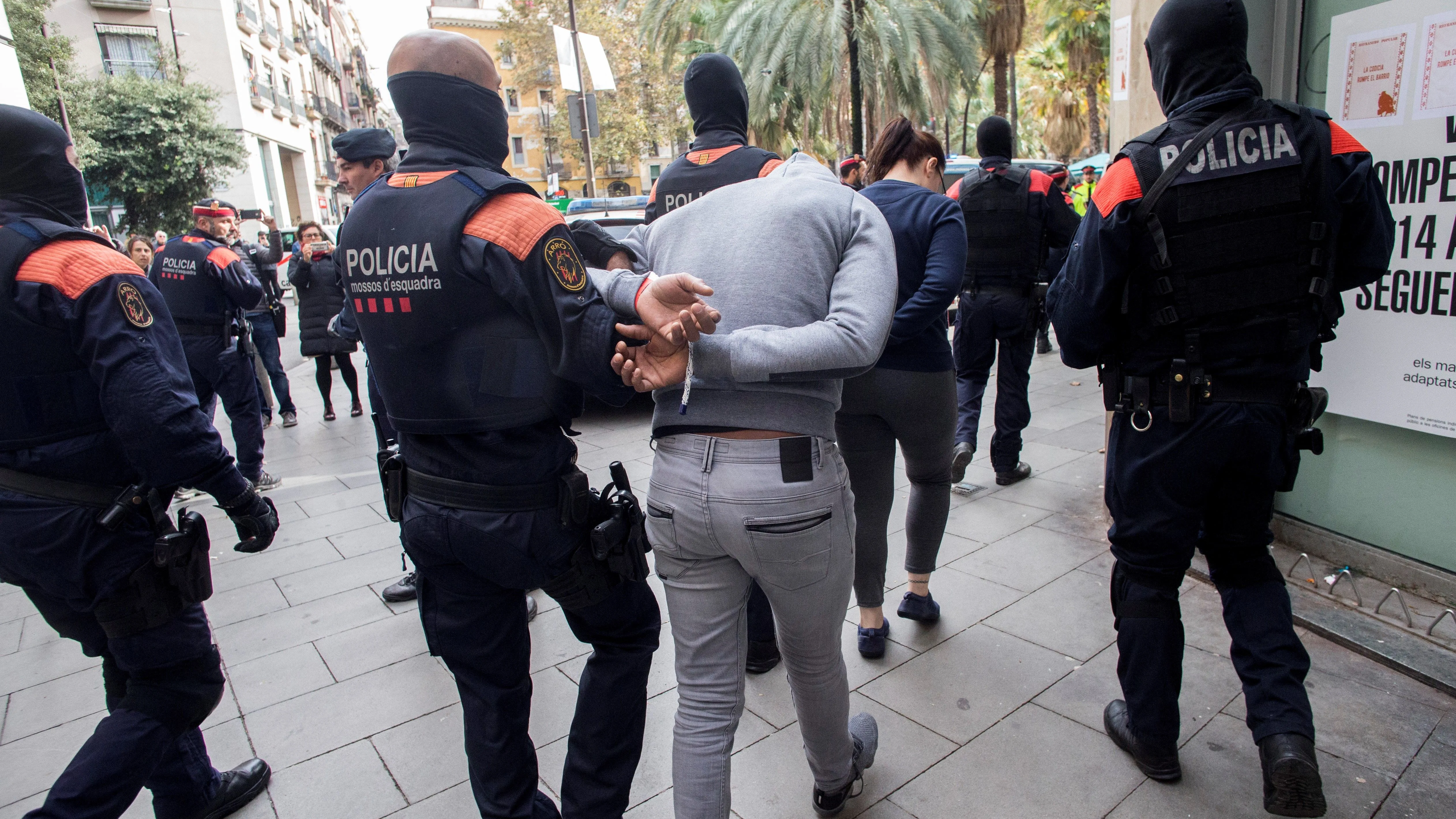 Operación de los Mossos contra los "narcopisos" de Barcelona