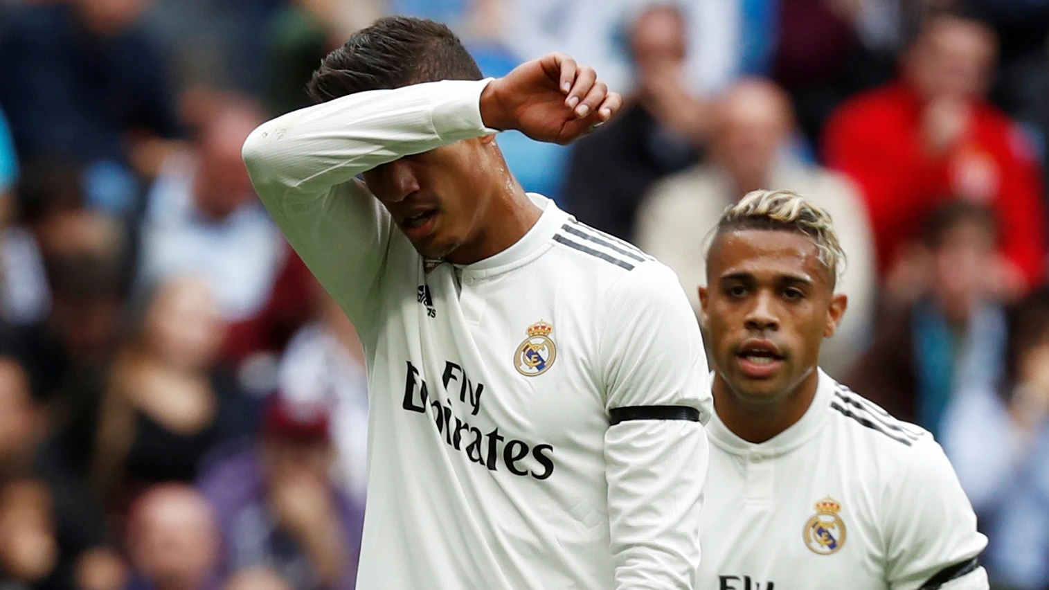 Varane y Mariano, durante un partido del Real Madrid