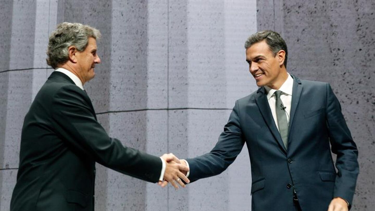 El presidente del Gobierno, Pedro Sanchez, saluda a Francisco J. Riberas