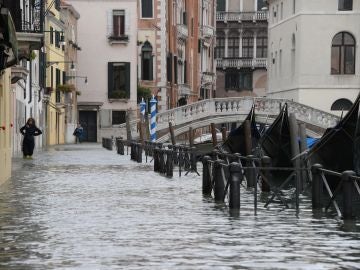 Vista de una calle inundada en Venecia, Italia Vista de una calle inundada en Venecia, Italia
