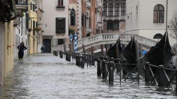 Vista de una calle inundada en Venecia, Italia