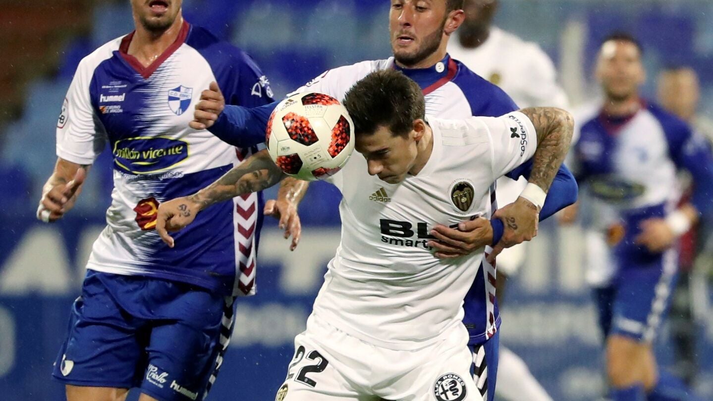Santi Mina cabecea un bal&oacute;n para controlarlo