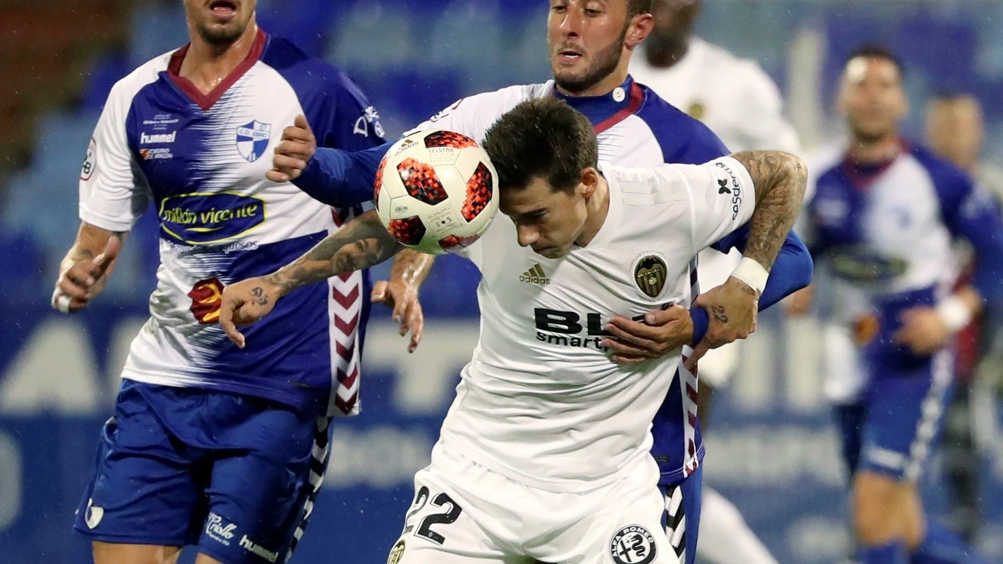 Santi Mina cabecea un balón para controlarlo Santi Mina cabecea un balón para controlarlo
