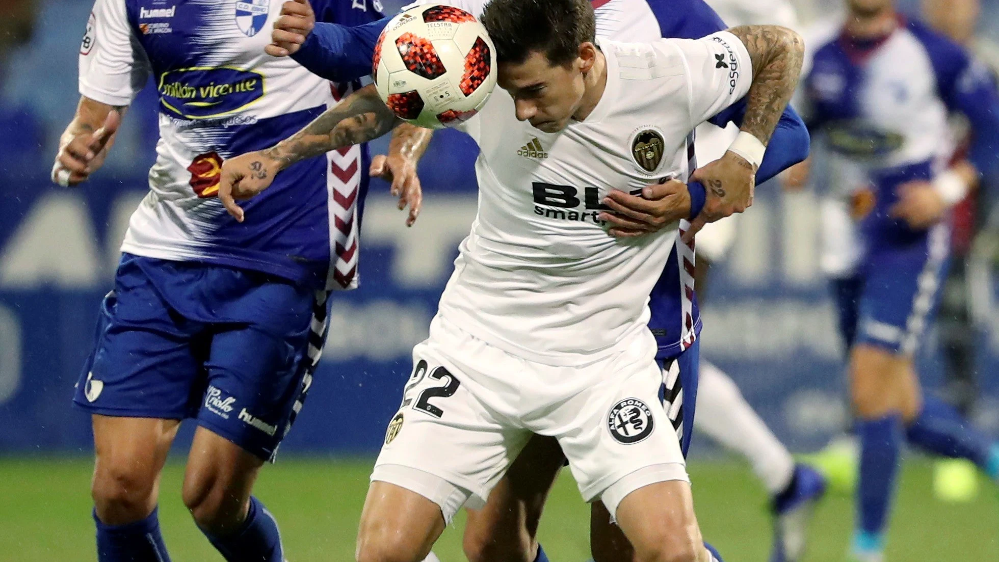 Santi Mina cabecea un balón para controlarlo