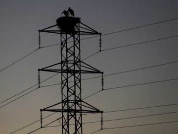 Imagen e archivo de una torre de un tendido eléctrico Imagen e archivo de una torre de un tendido eléctrico