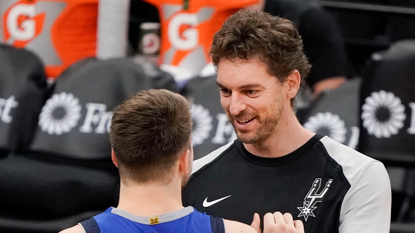 Luka Doncic y Pau Gasol se saludan antes del Spurs-Mavericks Luka Doncic y Pau Gasol se saludan antes del Spurs-Mavericks