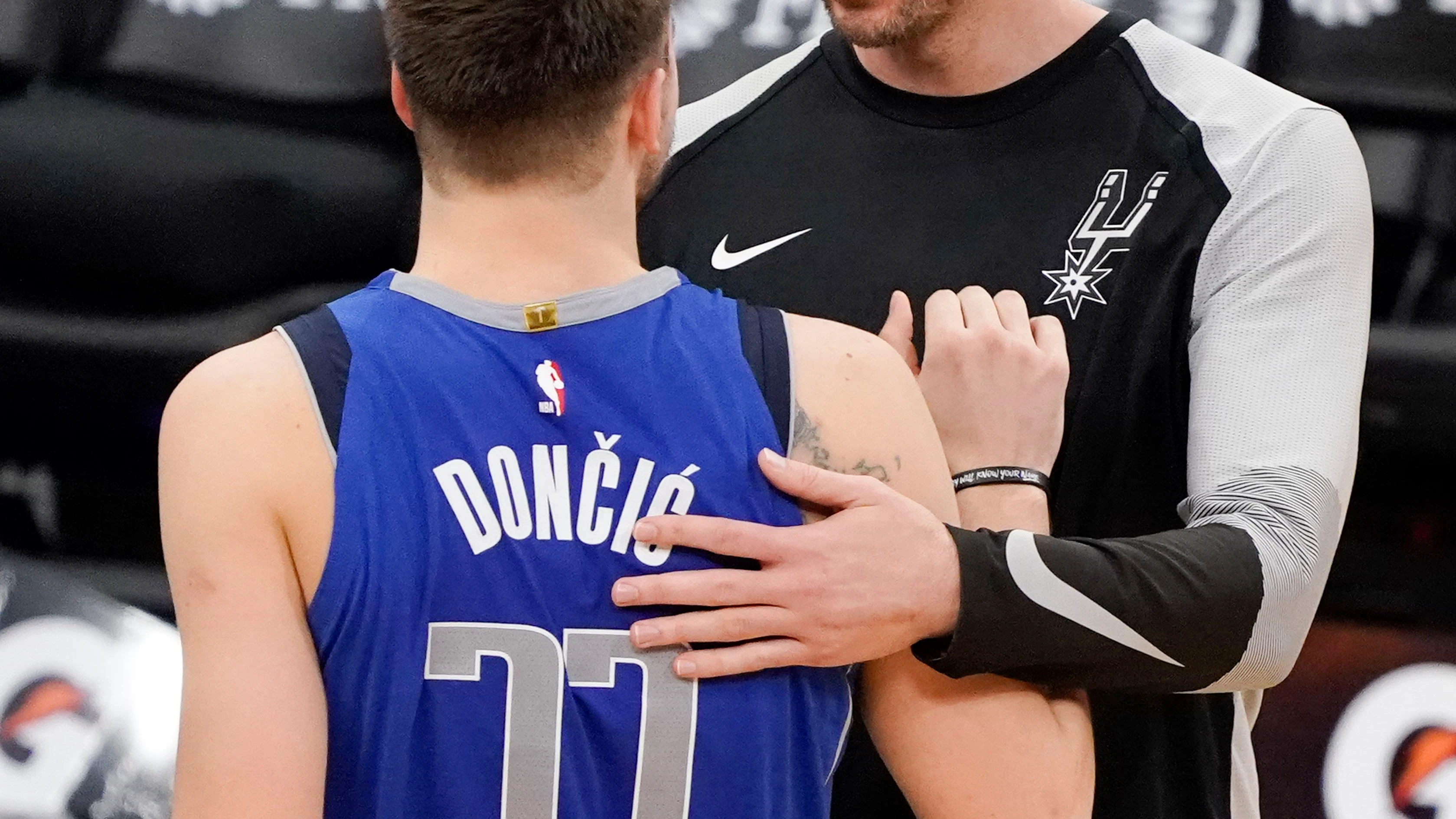 Luka Doncic y Pau Gasol se saludan antes del Spurs-Mavericks