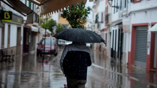 Vista de los comercios cerrados en la localidad menorquina de Es Mercadal Vista de los comercios cerrados en la localidad menorquina de Es Mercadal