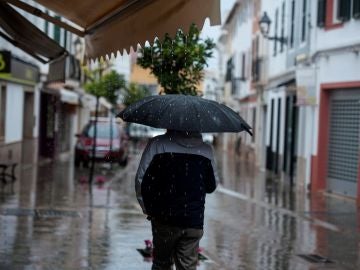 Vista de los comercios cerrados en la localidad menorquina de Es Mercadal Vista de los comercios cerrados en la localidad menorquina de Es Mercadal