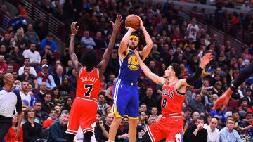 Klay Thompson tira un triple contra los Bulls