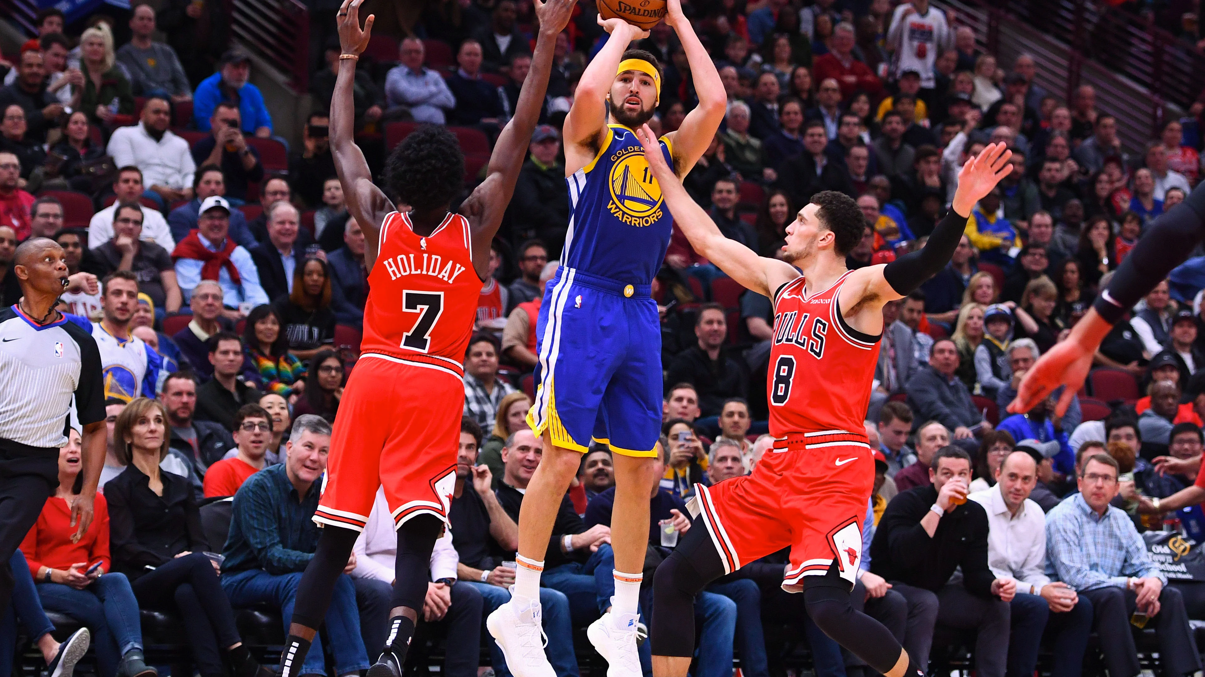 Klay Thompson tira un triple contra los Bulls