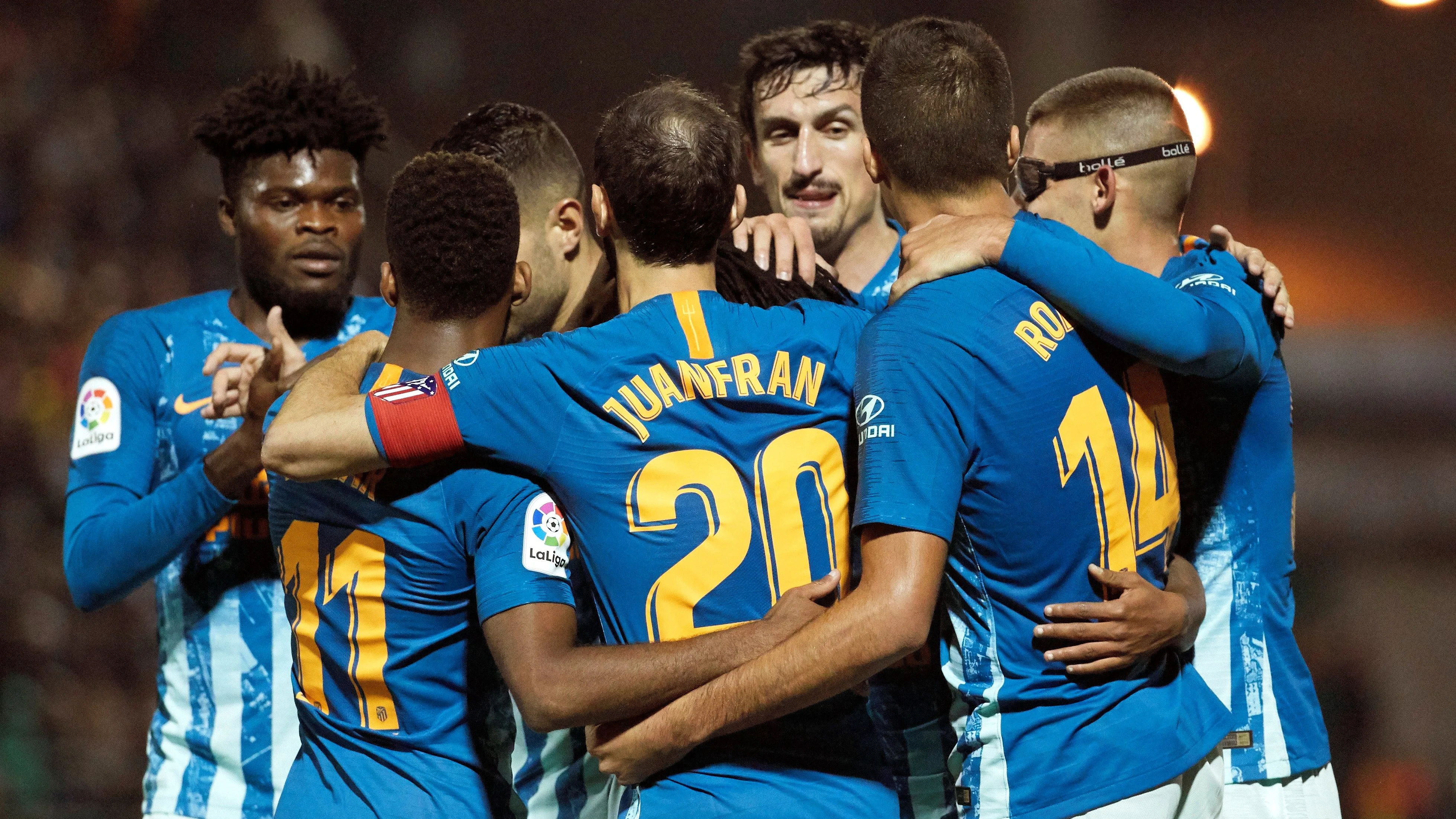 Los jugadores del Atlético celebran el gol