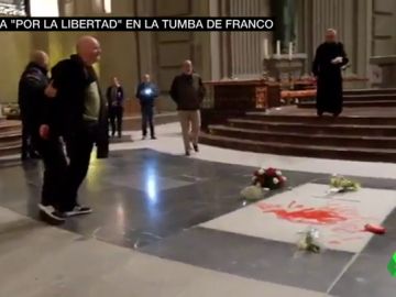 "Nos dijo que estaba preparando una obra sorprendente": así era el plan del artista que ha pintado la tumba de Franco "Nos dijo que estaba preparando una obra sorprendente": así era el plan del artista que ha pintado la tumba de Franco