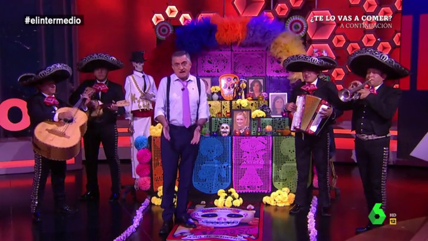 El Gran Wyoming y el "altar de los difuntos pol&iacute;ticos"