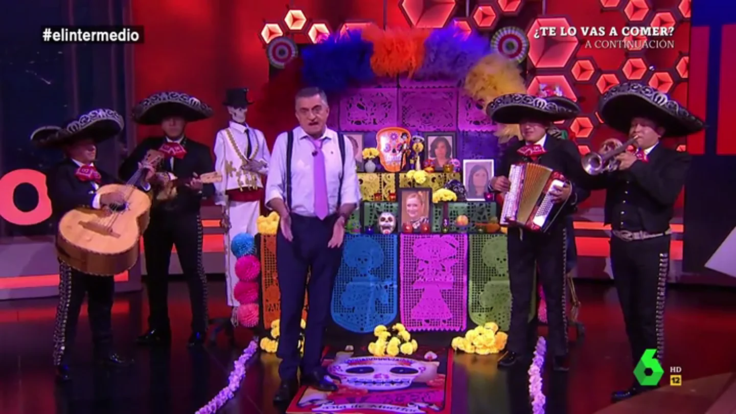 El Gran Wyoming y el "altar de los difuntos políticos" El Gran Wyoming y el "altar de los difuntos políticos"
