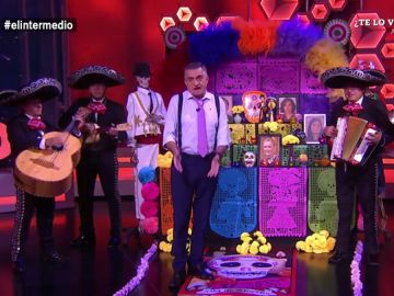 El Gran Wyoming y el "altar de los difuntos políticos" El Gran Wyoming y el "altar de los difuntos políticos"