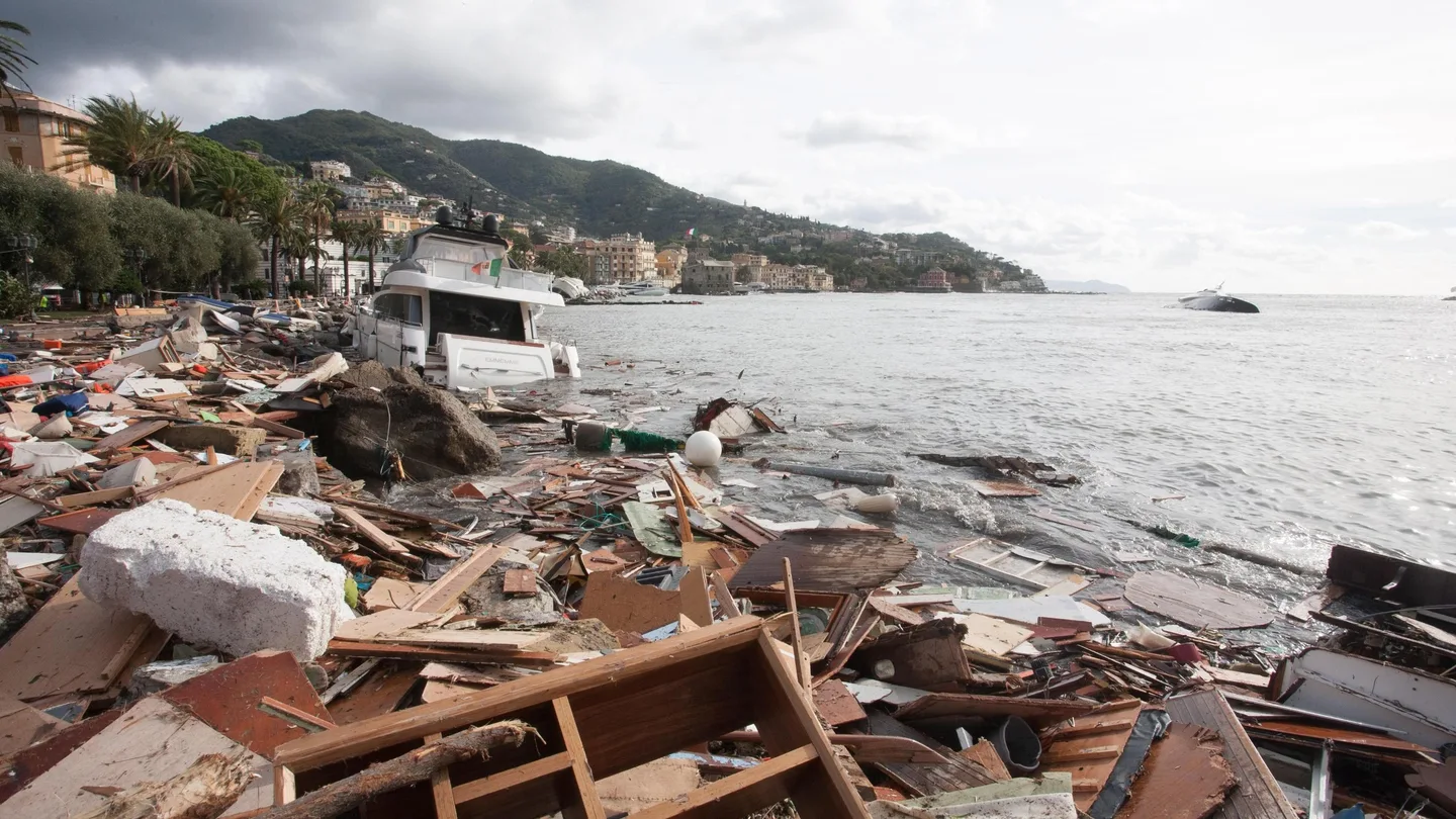 Vista de los escombros de los barcos tras la tormenta en Rapallo, Italia Vista de los escombros de los barcos tras la tormenta en Rapallo, Italia