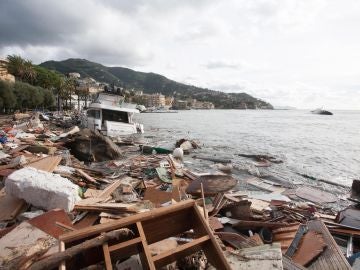 Vista de los escombros de los barcos tras la tormenta en Rapallo, Italia Vista de los escombros de los barcos tras la tormenta en Rapallo, Italia