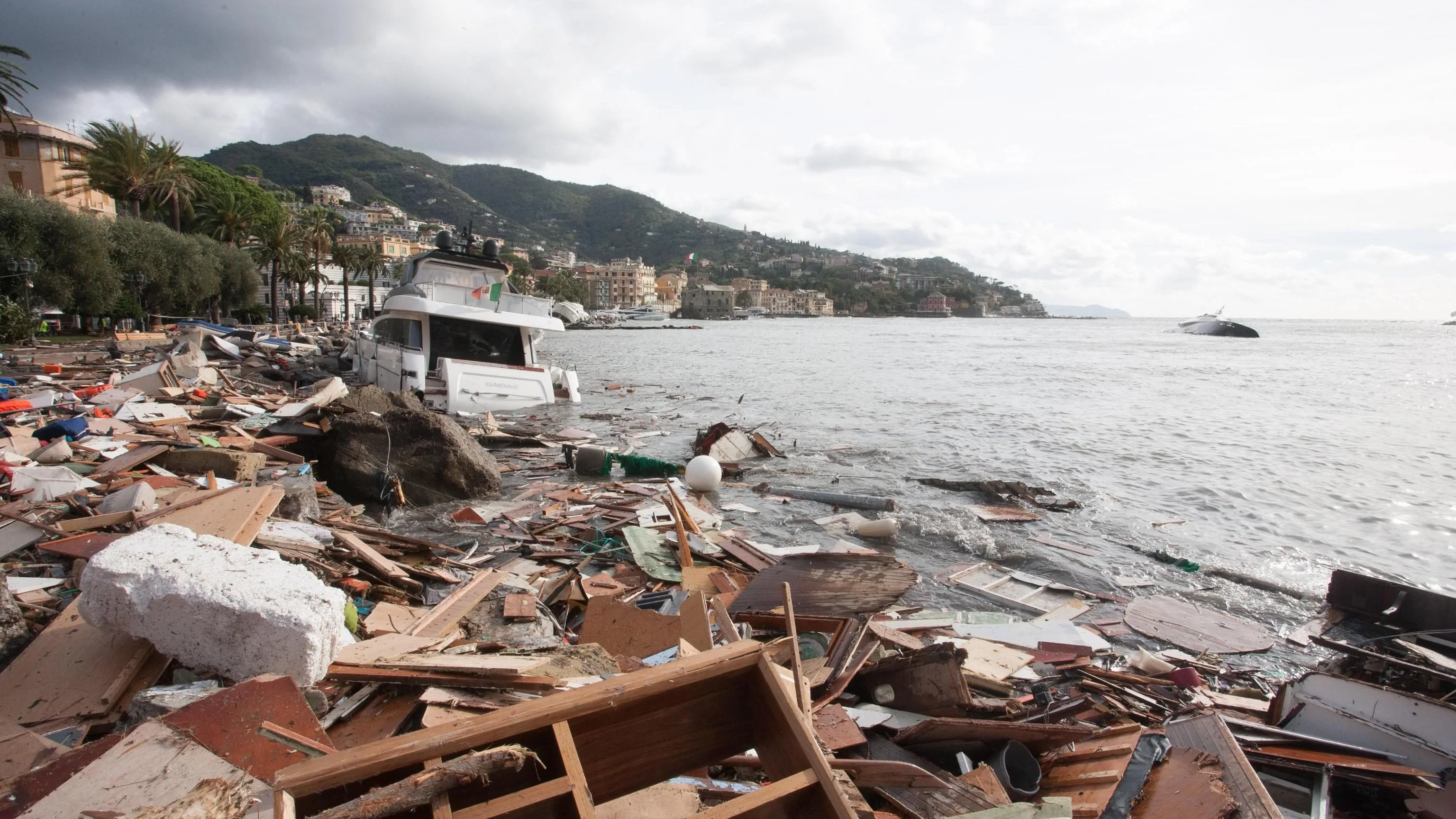 Vista de los escombros de los barcos tras la tormenta en Rapallo, Italia