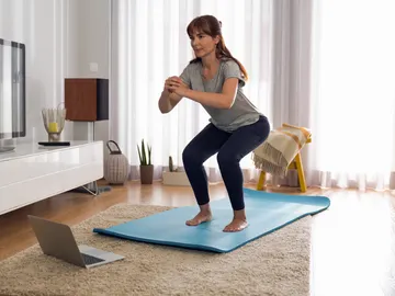Mujer haciendo ejercicios de tonificación Mujer haciendo ejercicios de tonificación