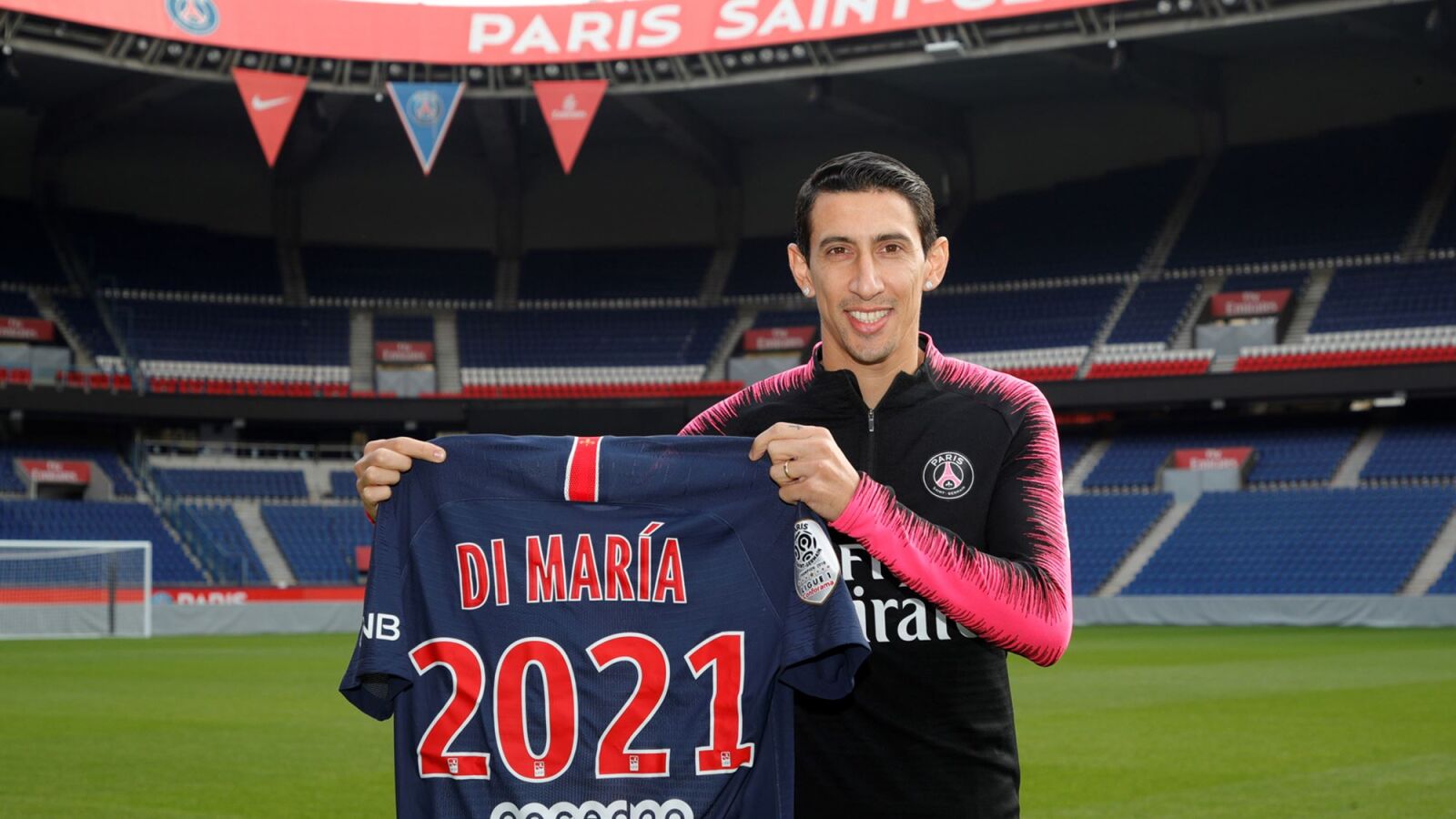 Di Mar&iacute;a posa con la camiseta del PSG tras renovar su contrato