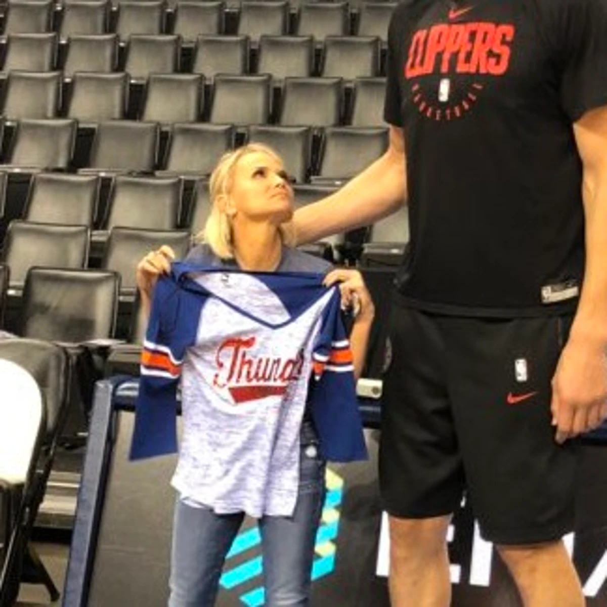 La foto viral del jugador más alto de la NBA: 72 centímetros de diferencia