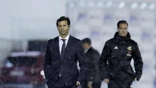 Santiago Solari en la banda del estadio Álvarez Claro de Melilla Santiago Solari en la banda del estadio Álvarez Claro de Melilla