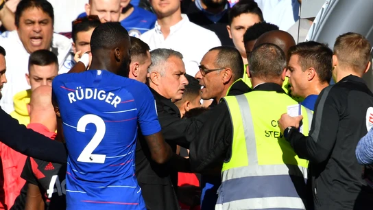 Sarri intenta calmar a Mourinho Sarri intenta calmar a Mourinho