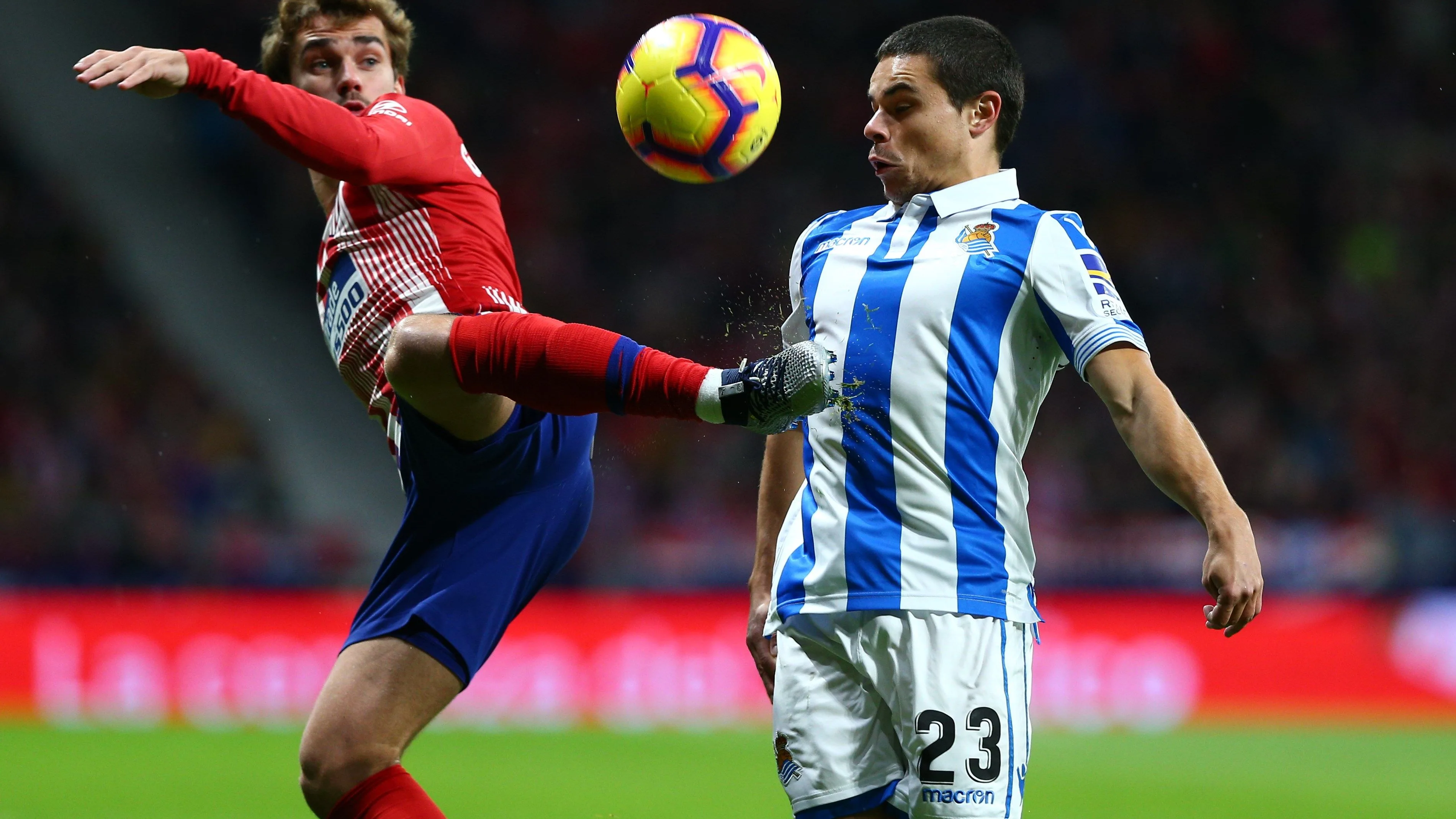 Sangalli disputa el balón con Griezmann