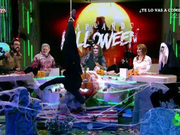 La surrealista reacción de los zapeadores cuando "un muerto" les cae encima en pleno directo de Zapeand La surrealista reacción de los zapeadores cuando "un muerto" les cae encima en pleno directo de Zapeand