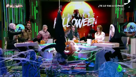 La surrealista reacción de los zapeadores cuando "un muerto" les cae encima en pleno directo de Zapeand muerto La surrealista reacción de los zapeadores cuando "un muerto" les cae encima en pleno directo de Zapeando