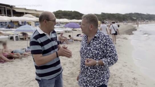 Entre arena, sol y moscas: as&iacute; preparan la comida los vendedores en las playas de Ibiza